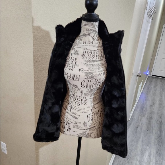 Multiples black‎ and white super soft fur reversible vest size small - Picture 4 of 7